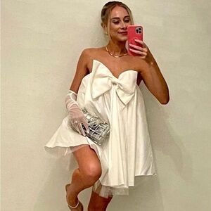 Elegant White Strapless Dress with Bow